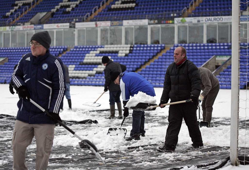 Fans clearing snow ahead of Hull City game - 19-01-2013 2