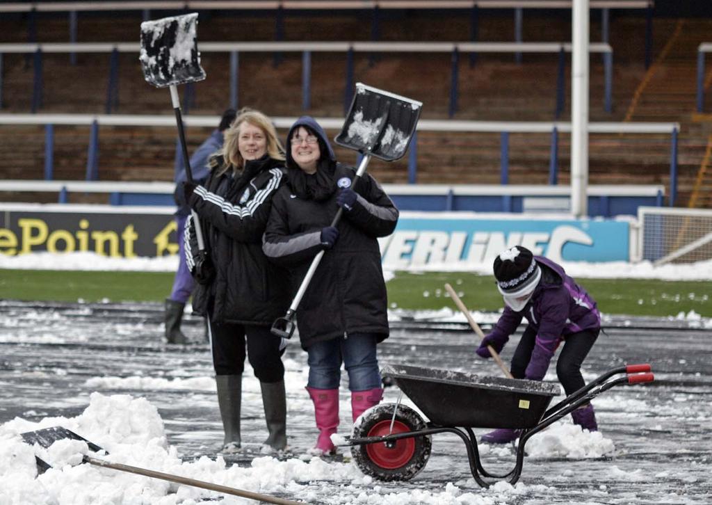 Fans clearing snow ahead of Hull City game - 19-01-2013 3