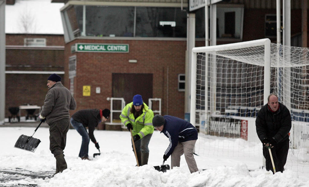 Fans clearing snow ahead of Hull City game - 19-01-2013