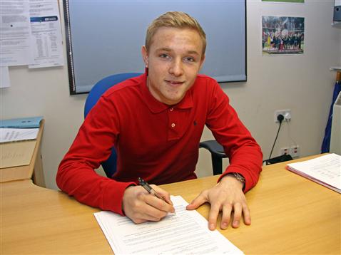 Alex Pritchard signs on loan b